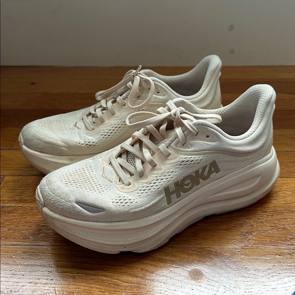 Hoka Women's Bondi 9 color vanilla birch Running Shoes